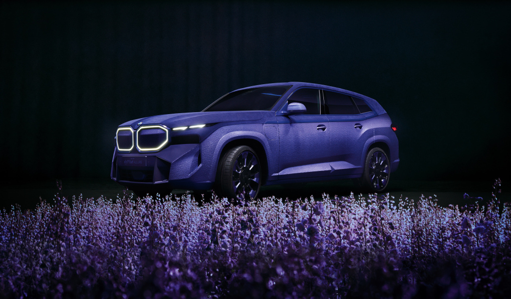 Красивый лавандовый автомобиль BMW XM Mystique Allure