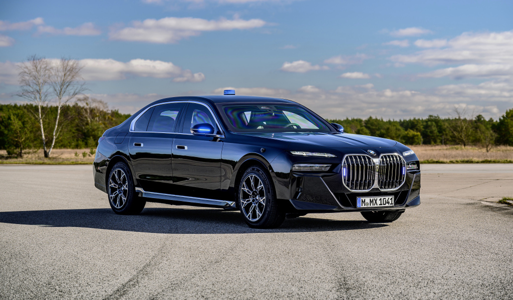 Черный автомобиль BMW I7 XDrive60 Protection 2024 года