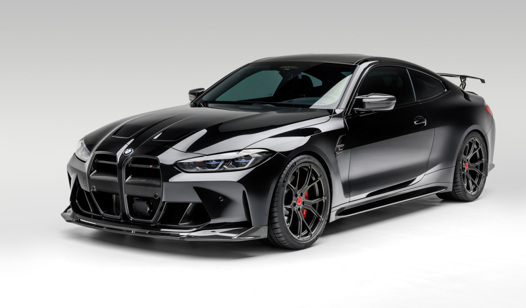 Черный автомобиль Vorsteiner BMW M4 VRS Carbon Aero Program