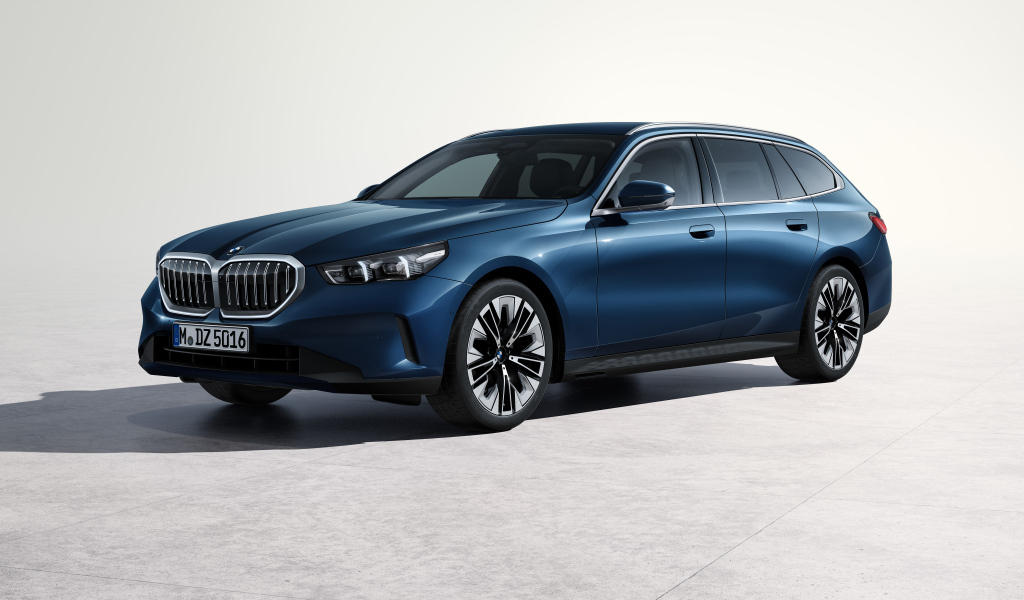 Синий автомобиль  BMW 520d XDrive Touring 2024  года