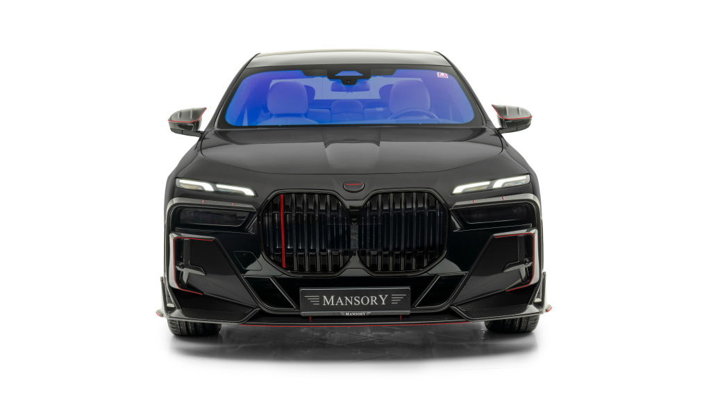 Вид спереди на автомобиль Mansory BMW 7 Series на белом фоне