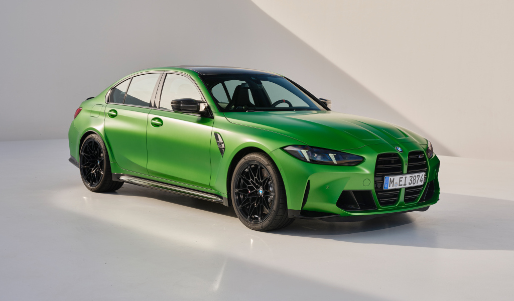 Зеленый автомобиль BMW M3 Competition 2024 года