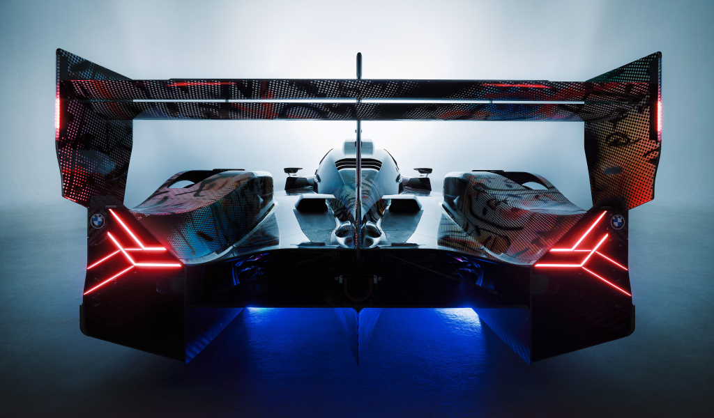 Вид сзади на автомобиль BMW Art Car By Julie Mehretu