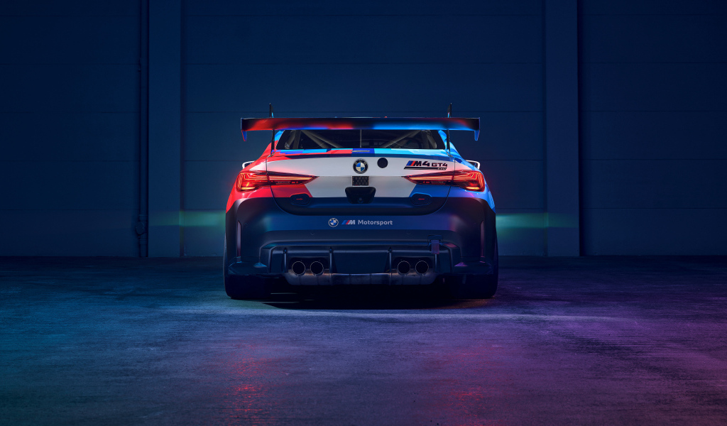 Вид сзади на автомобиль BMW M4 GT4 EVO в здании