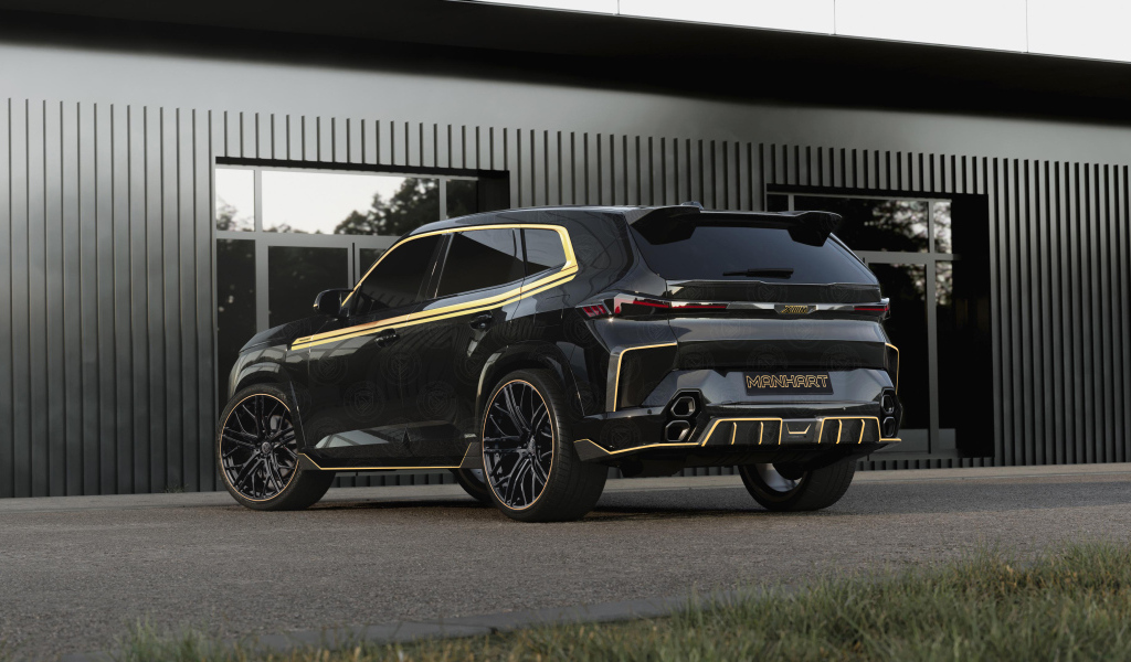 Вид сзади на черный автомобиль BMW XM Thor Regular Carbon Package 2024 года