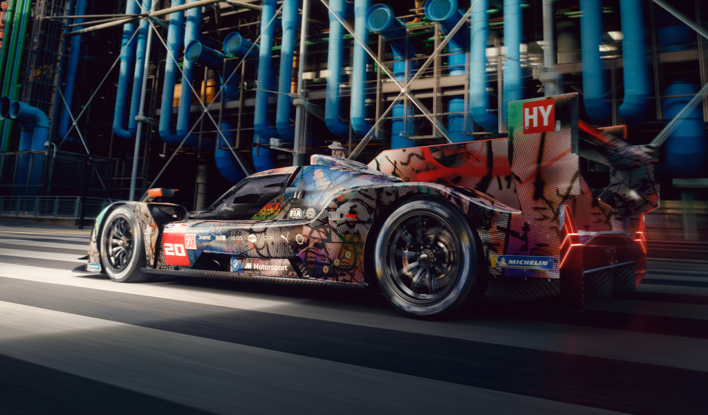 Вид сзади на автомобиль BMW Art Car By Julie Mehretu 2024 года