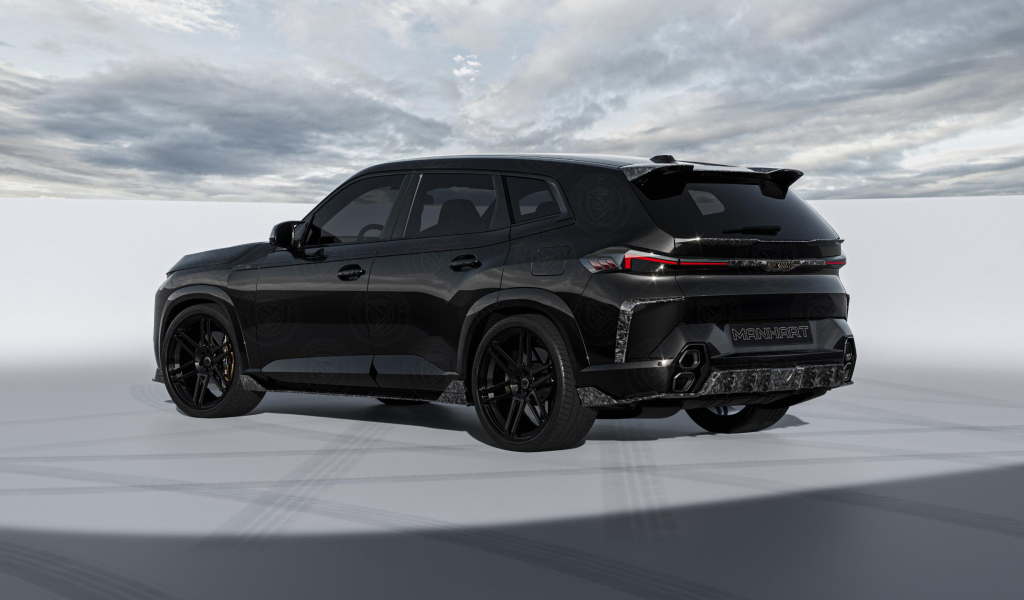 Вид сзади на автомобиль BMW XM Thor Forged Carbon Package 2024 года