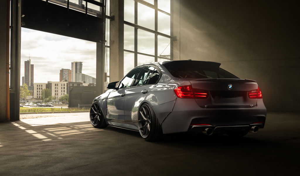 Вид сзади на автомобиль BMW F30 Widebody