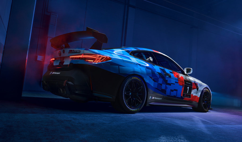 Вид сзади на автомобиль BMW M4 GT4 EVO