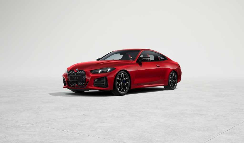Красный автомобиль BMW 430i Coupé M Sport 2024 года