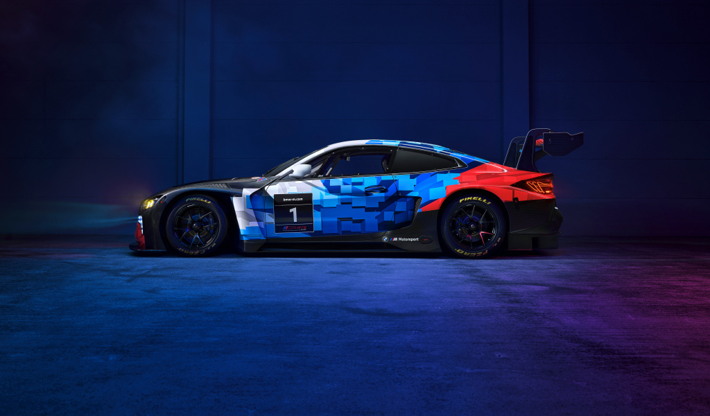 Вид сбоку на гоночный автомобиль BMW M4 GT3 EVO
