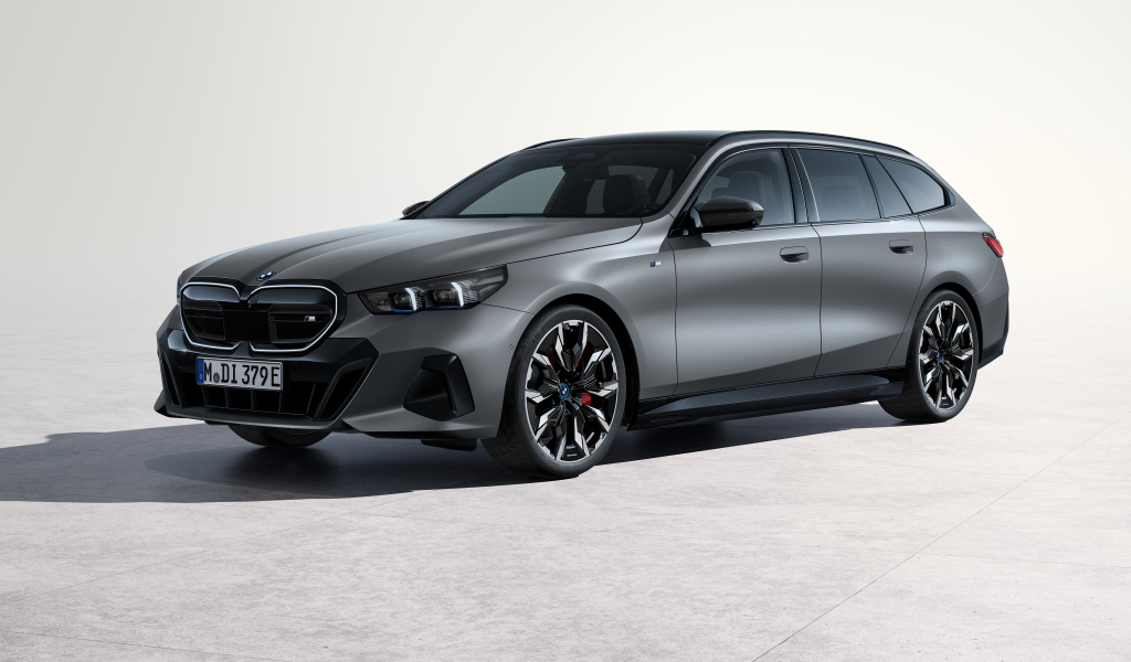 Серебристый автомобиль BMW I5 M60 XDrive Touring 2024 года