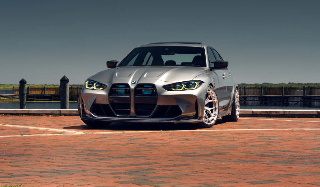 Серебристый автомобиль BMW M3