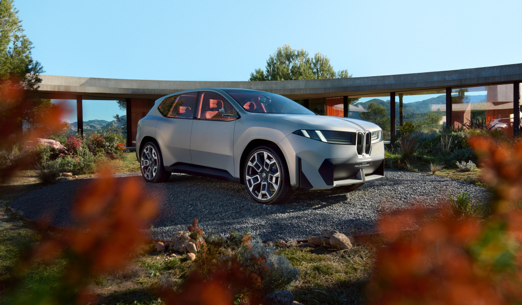 Серебристый автомобиль BMW Vision Neue Klasse X 2024 года