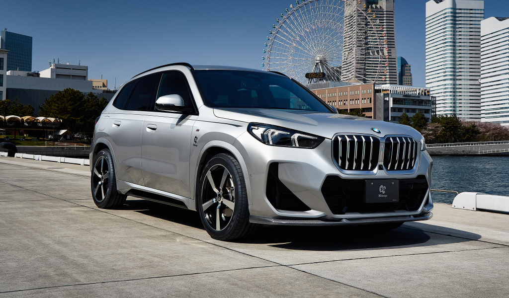 Серебристый автомобиль BMW X1 XDrive20i M Sport 2024 года