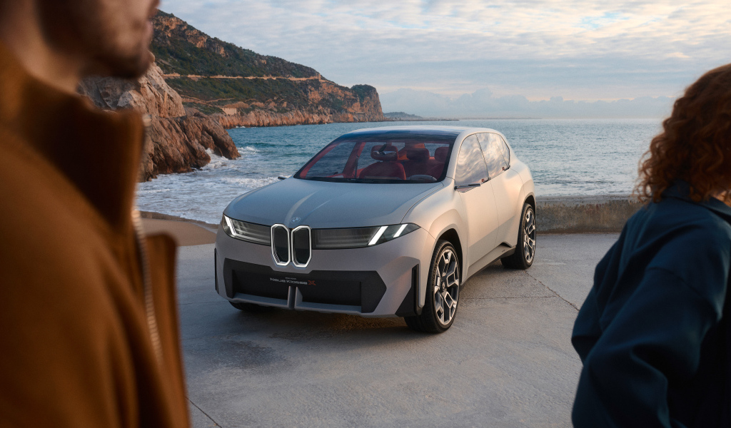Серебристый автомобиль BMW Vision Neue Klasse X 2024 года у воды