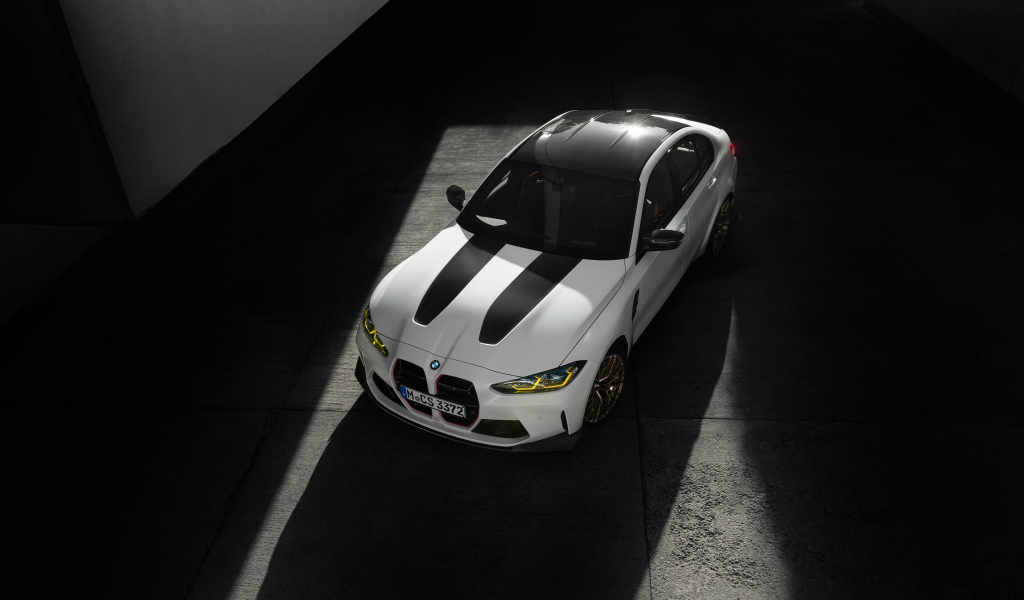 Вид сверху на белый автомобиль BMW M3 CS