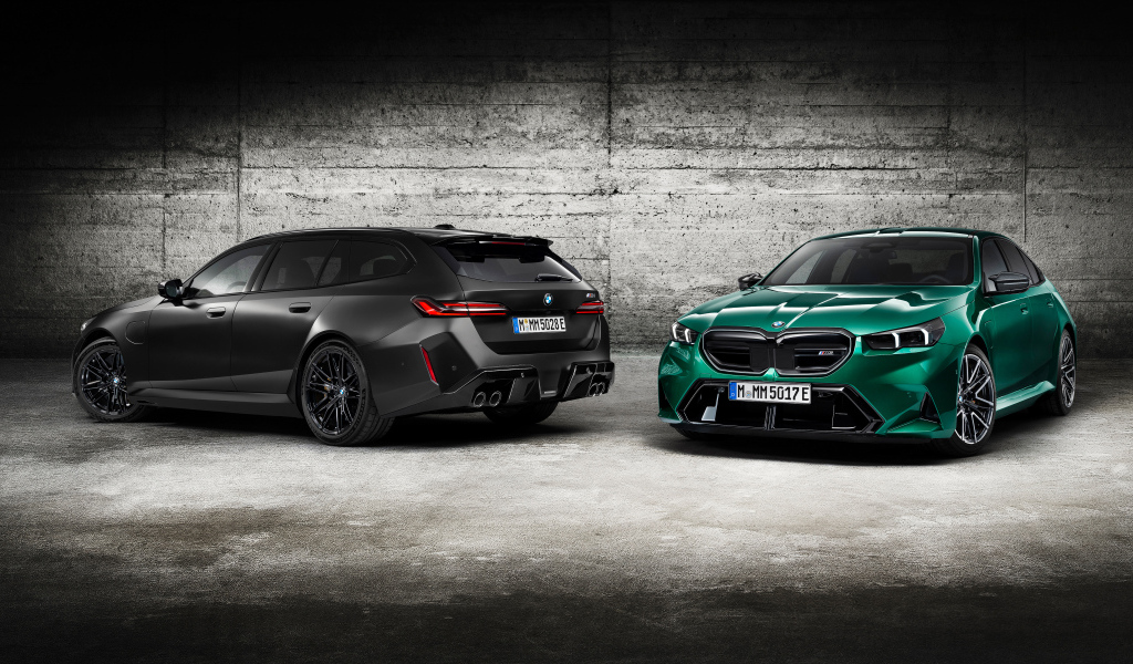 Два автомобиля BMW M5 2024  года у стены