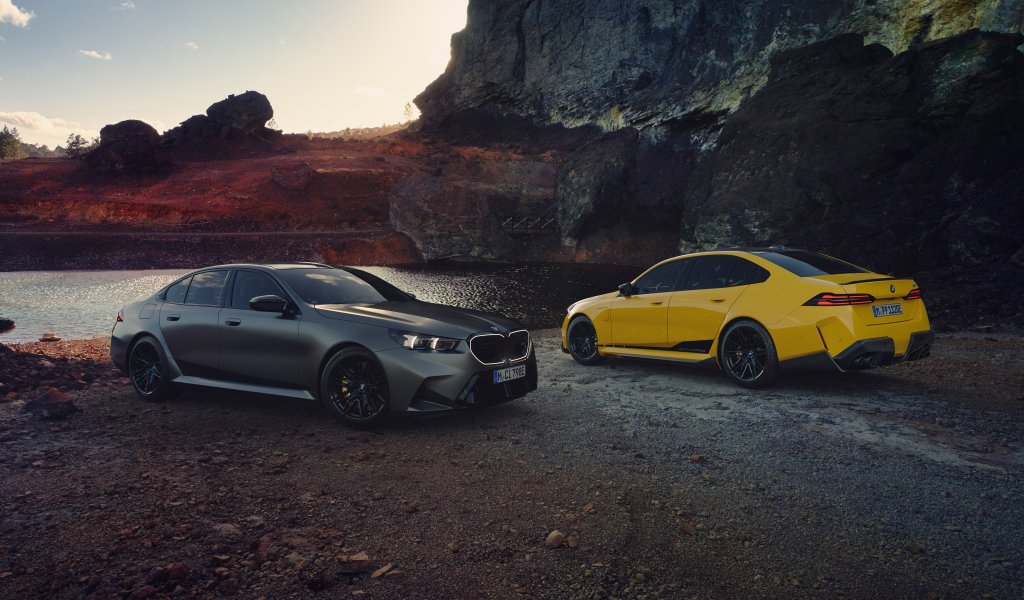 Два автомобиля BMW M5 M у скалы