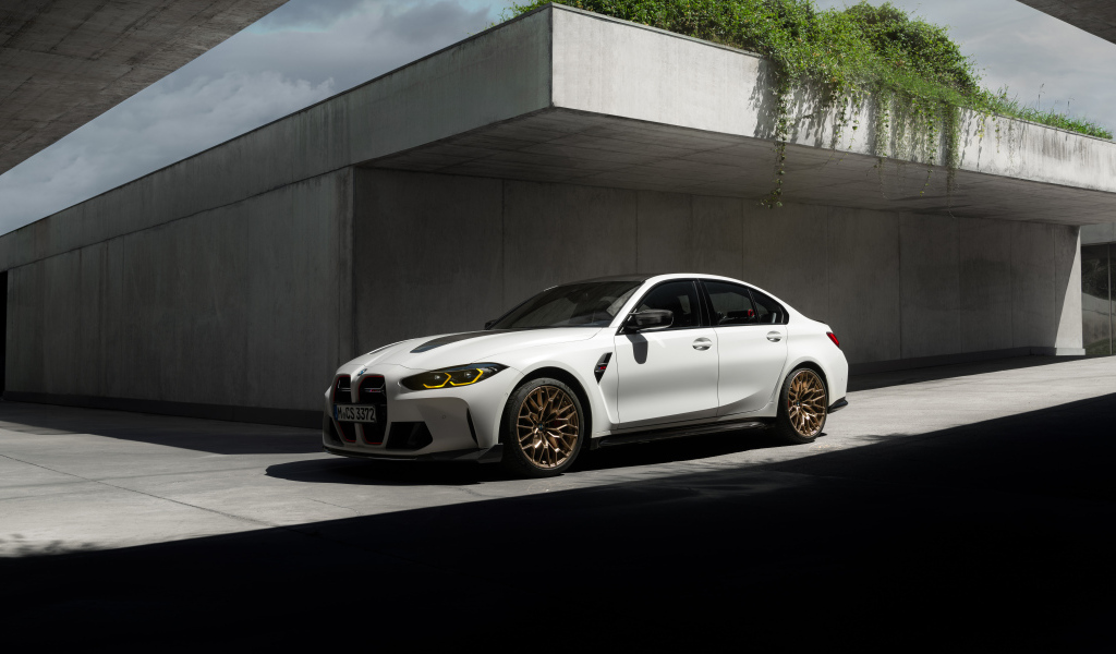 Белый автомобиль BMW M3 CS