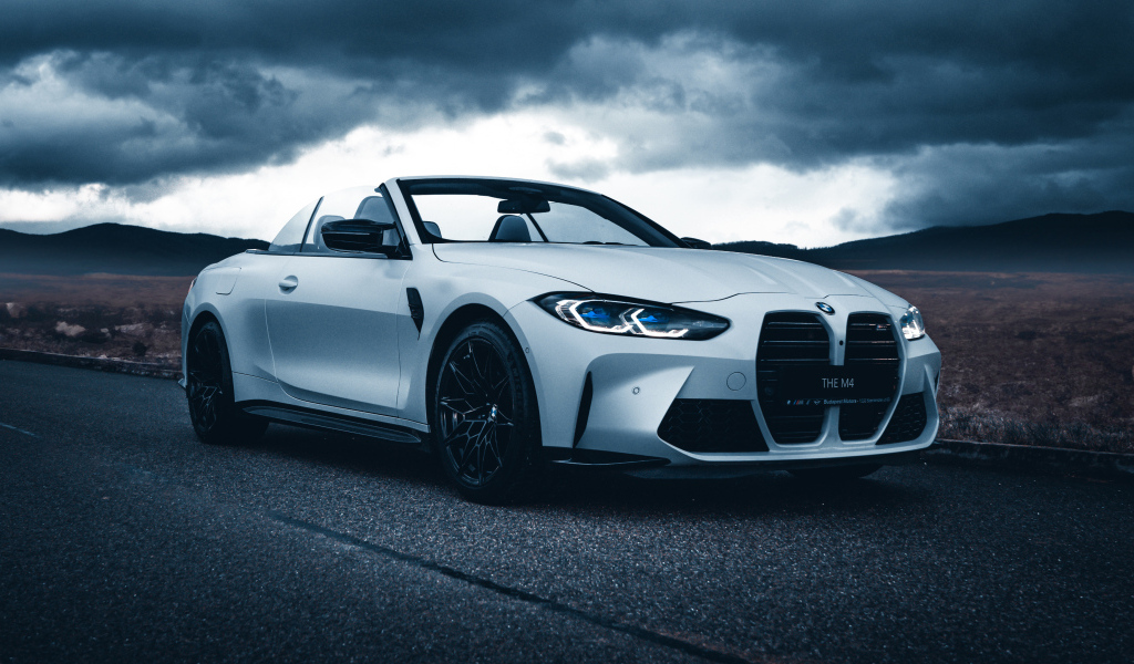 Белый кабриолет  BMW M4 под грозовым небом