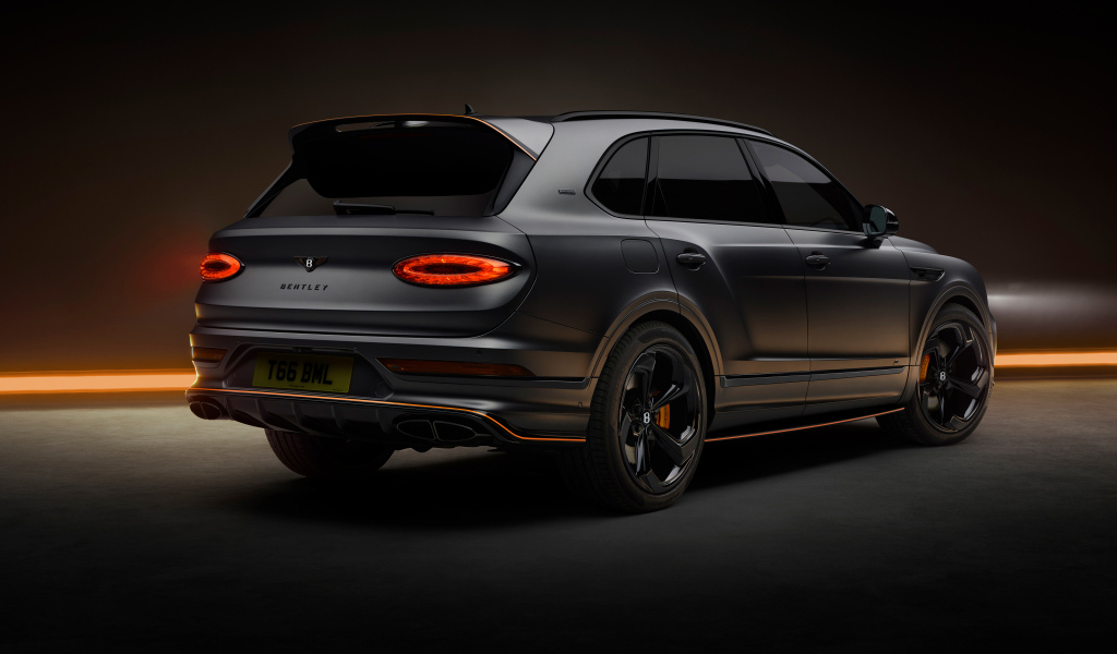 Автомобиль Bentley Bentayga S Black Edition 2024 года вид сзади