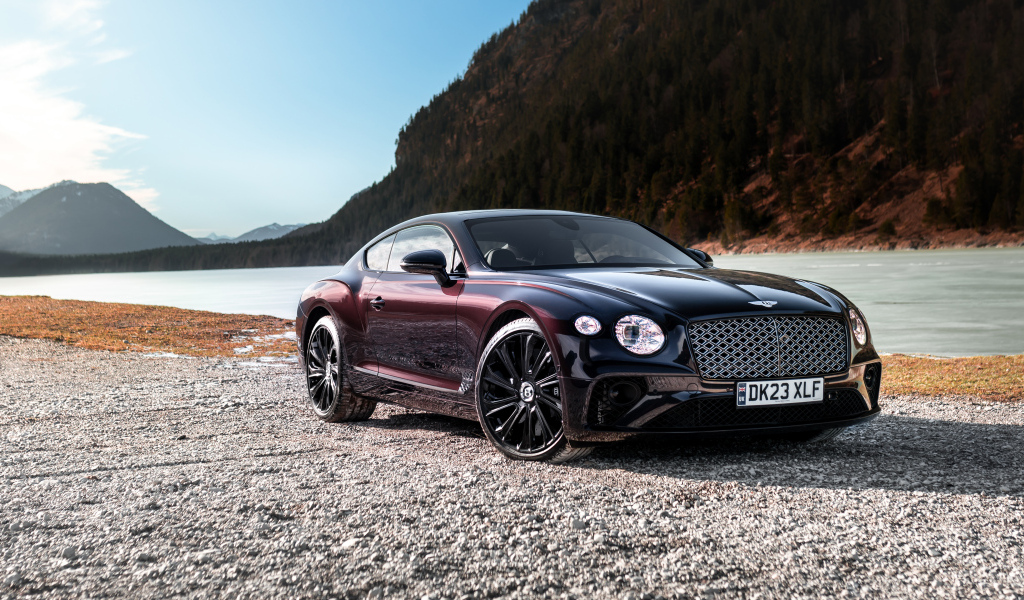 Автомобиль Bentley Continental GT Mulliner у реки