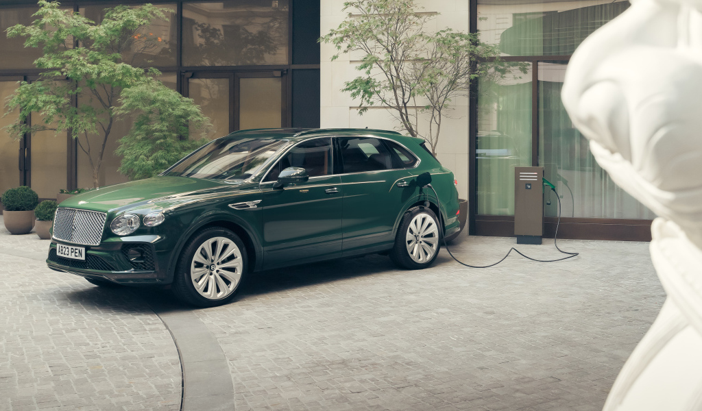 Зеленый автомобиль Bentley Bentayga Hybrid Peninsula London 2024 года