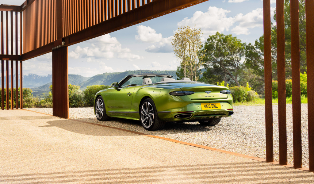 Зеленый кабриолет Bentley Continental GT Speed Convertible 2024 года