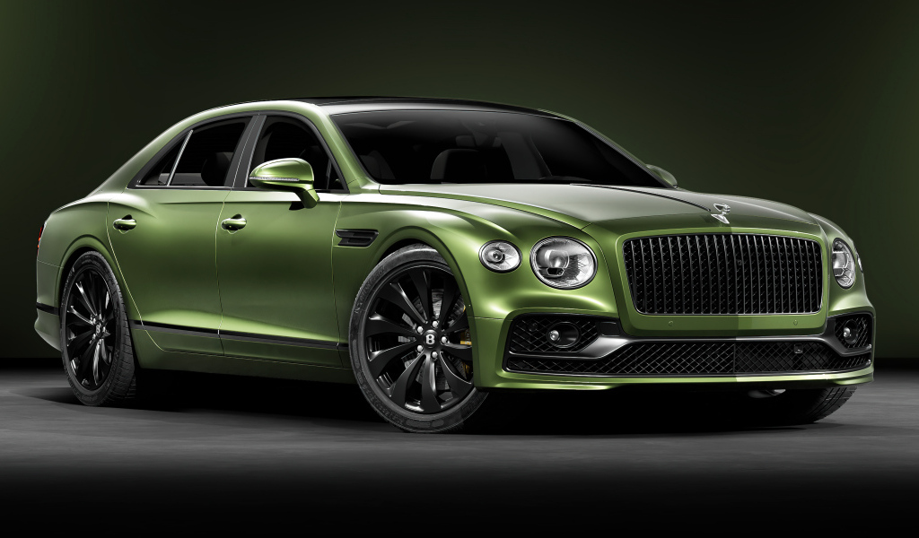 Зеленый автомобиль Bentley Flying Spur вид спереди