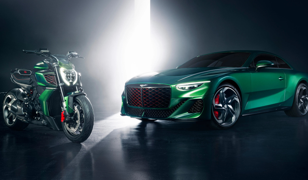 Зеленый автомобиль Bentley Mulliner  с мотоциклом Дукатти