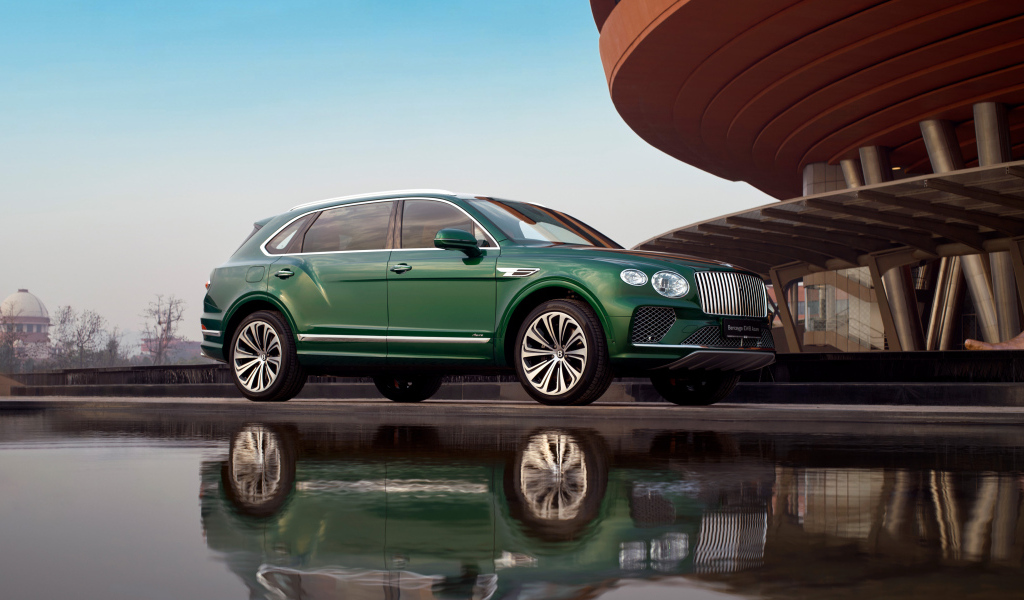 Зеленый внедорожник Bentley Bentayga EWB Azure