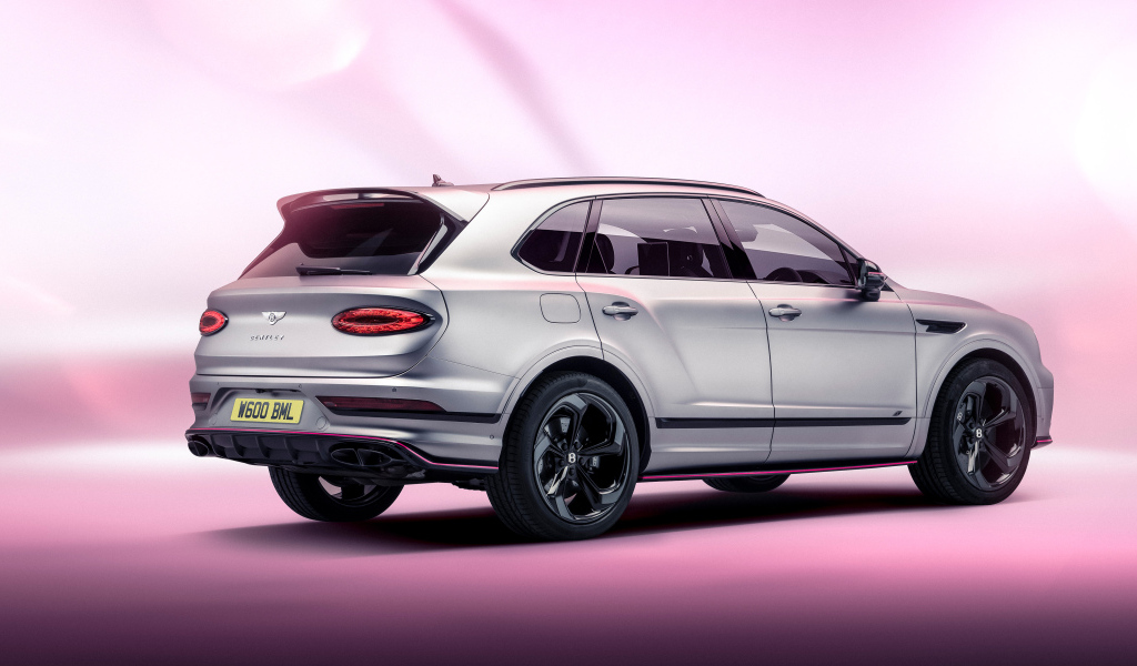 Вид сзади на серебристый автомобиль Bentley Bentayga V8 S Curated By Mulliner 2024 года