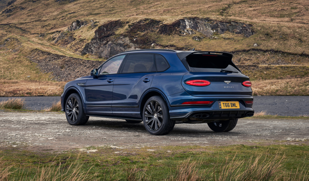 Вид сзади на автомобиль  Bentley Bentayga EWB Mulliner 2024