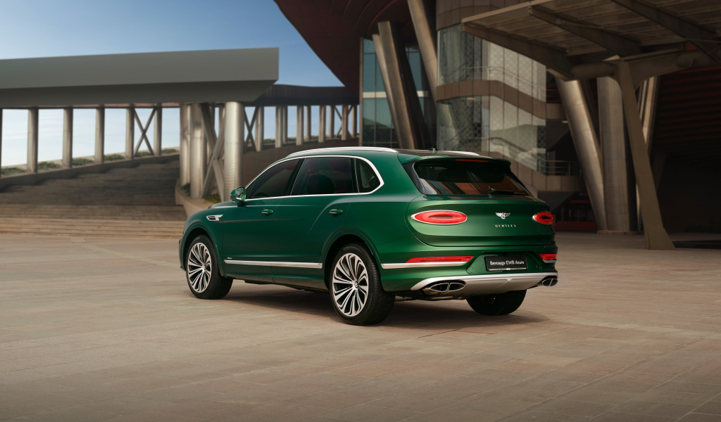 Вид сзади на автомобиль  Mulliner Bentley Bentayga EWB Azure