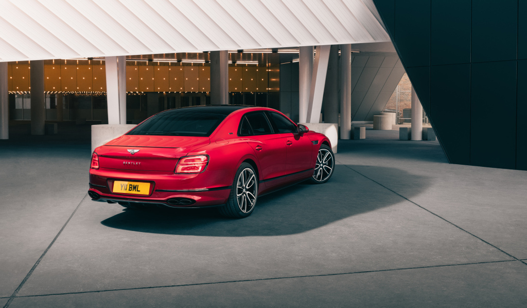 Вид сзади на красный автомобиль Bentley Flying Spur V8 Edition 2024 года