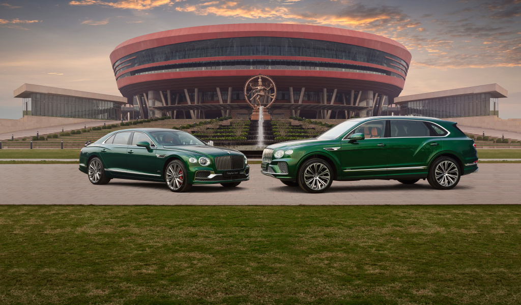 Два зеленых автомобиля Bentley  у здания