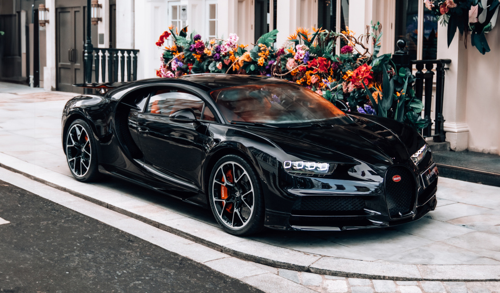 Черный автомобиль Bugatti Chiron у здания