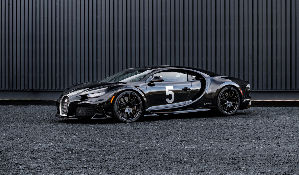 Черный быстрый автомобиль Bugatti Chiron Super Sport Hommage T50S 2024 года