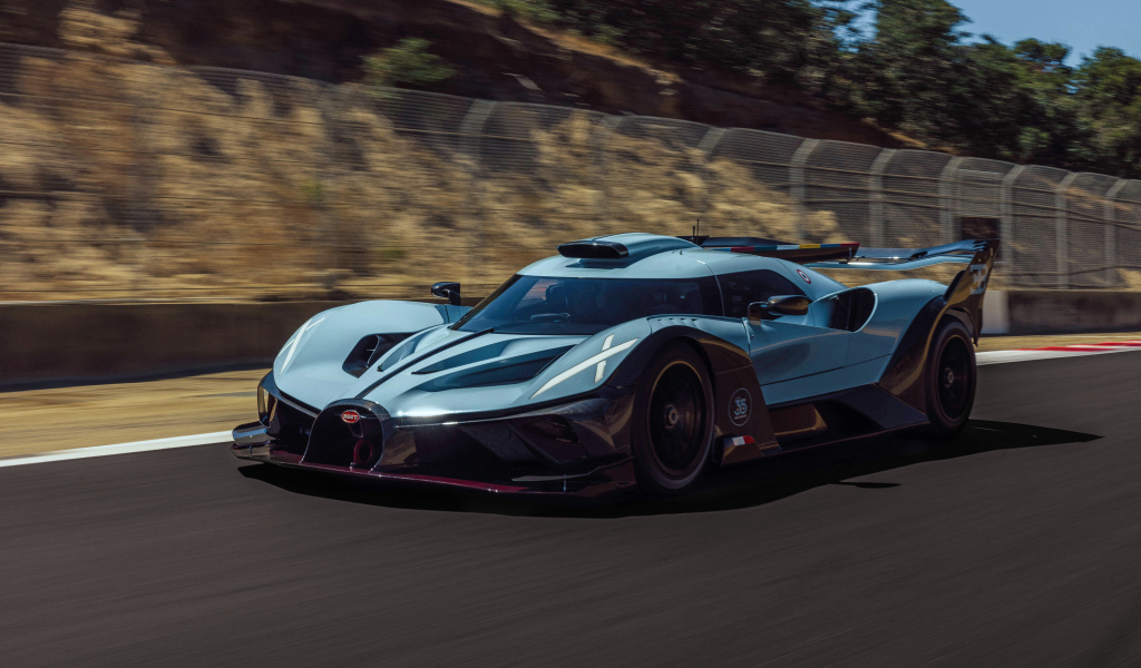 Голубой автомобиль Bugatti Bolide 100-year Anniversary Edition 2024 года