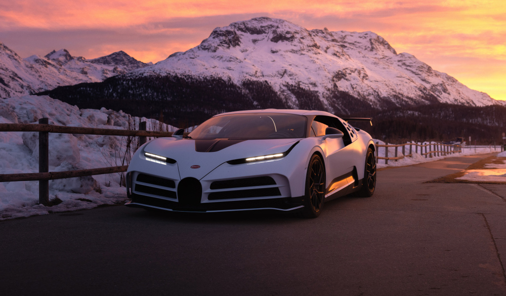 Автомобиль Bugatti Centodieci на фоне гор