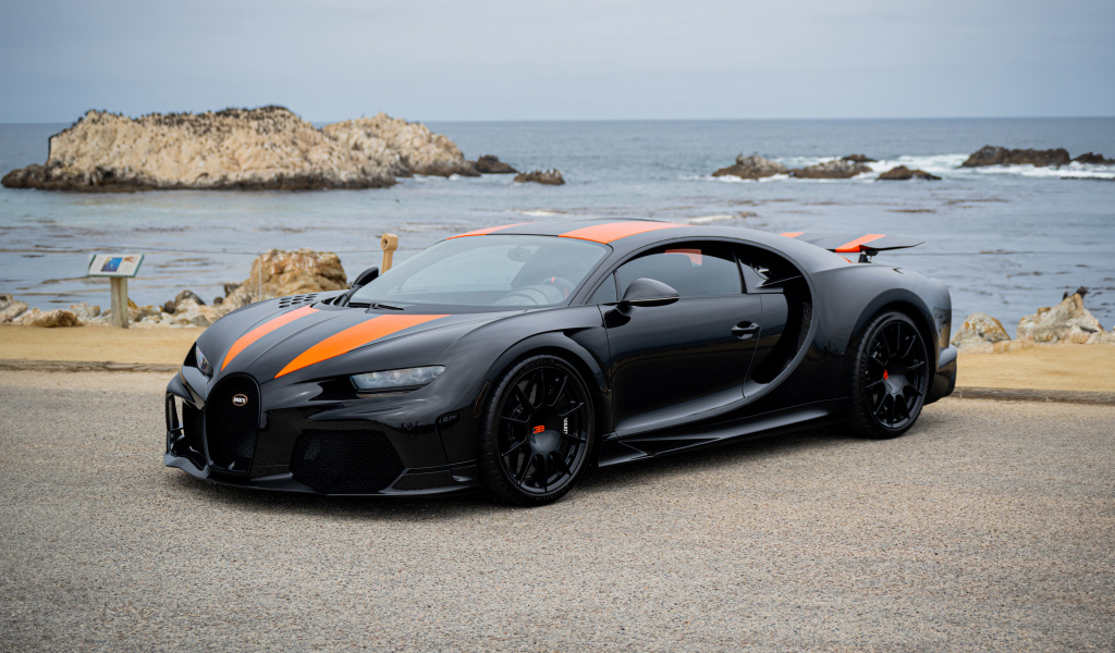 Автомобиль Bugatti Chiron Super Sport 300+ у моря