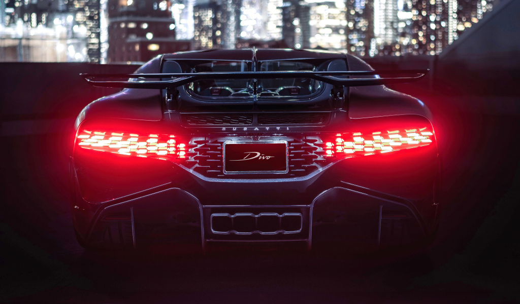 Включенные фары автомобиля  Bugatti Divo