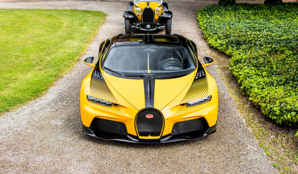 Вид спереди на спорткар Bugatti Type 55 Roadster Bugatti Chiron Super Sport 55 One Of One