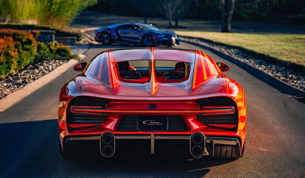 Вид сзади на красный автомобиль Bugatti Chiron