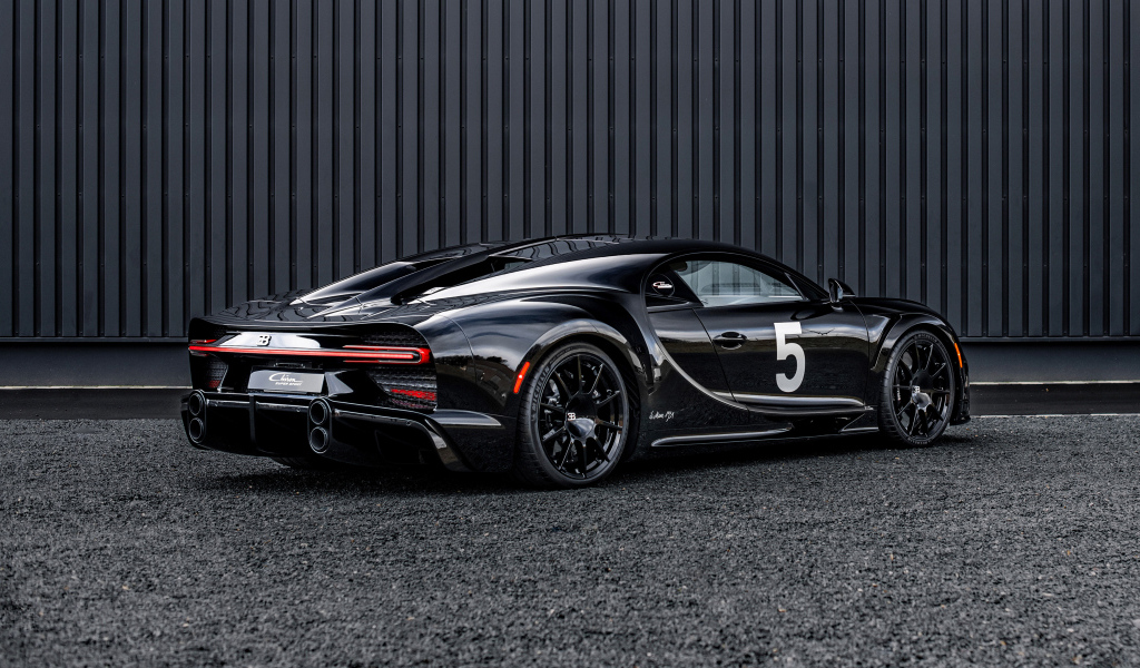 Вид сзади на автомобиль Bugatti Chiron Super Sport Hommage T50S 2024 года