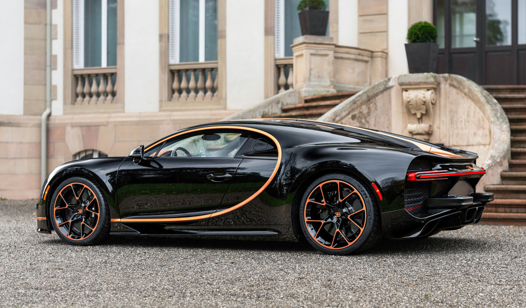 Вид сзади на автомобиль Bugatti Chiron Custom