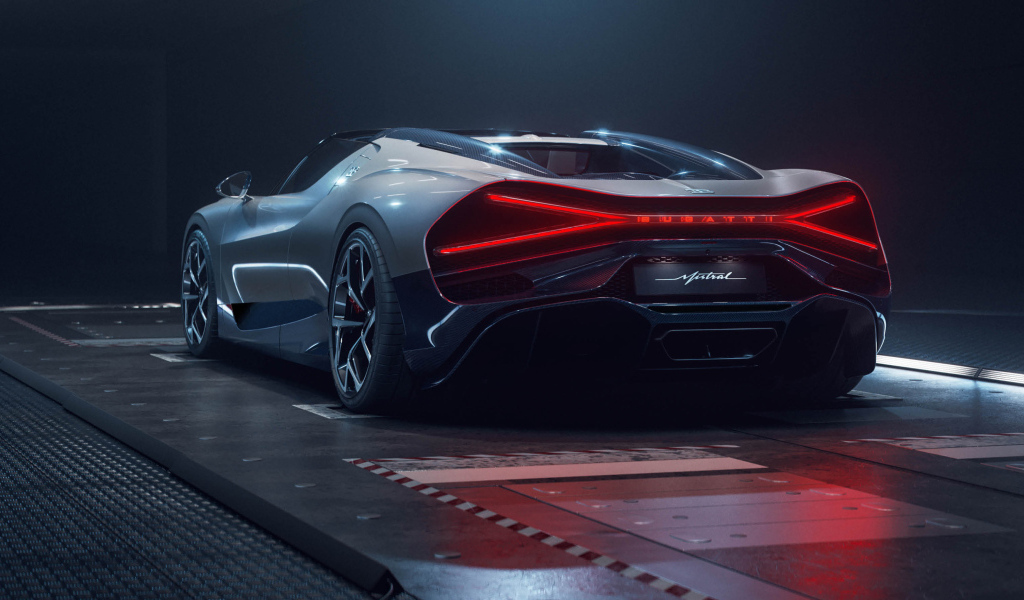 Вид сзади на автомобиль Bugatti W16 Mistral Roadster