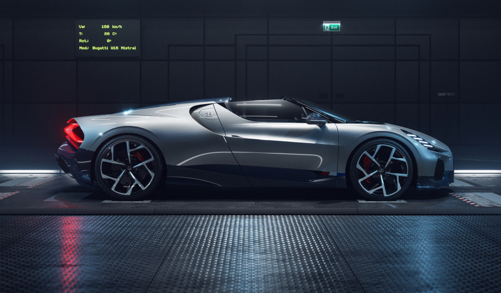 Серебристый автомобиль Bugatti Mistral