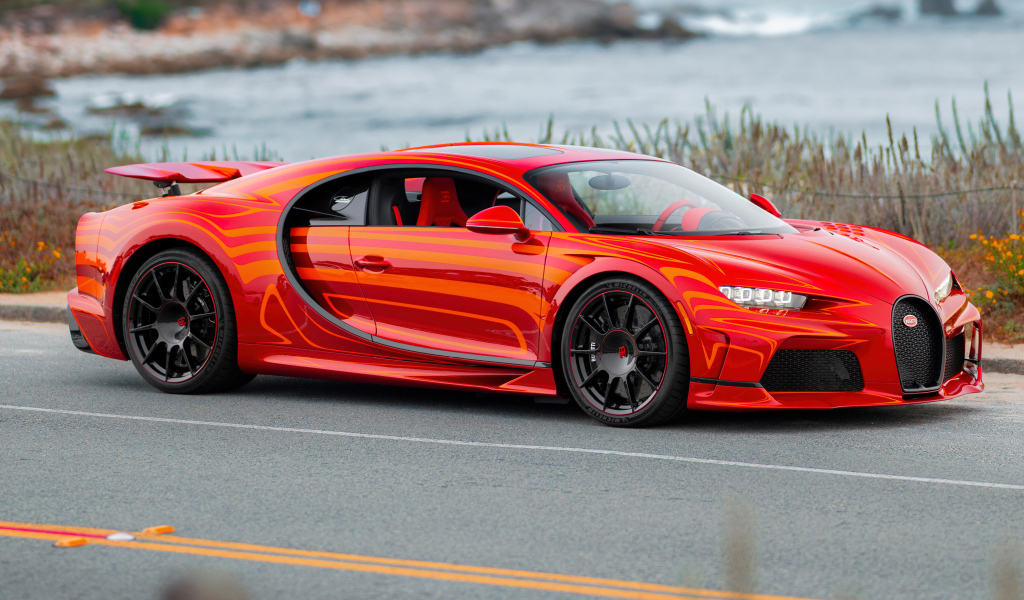 Стильный красный автомобиль Bugatti Chiron Super Sport L'Aura